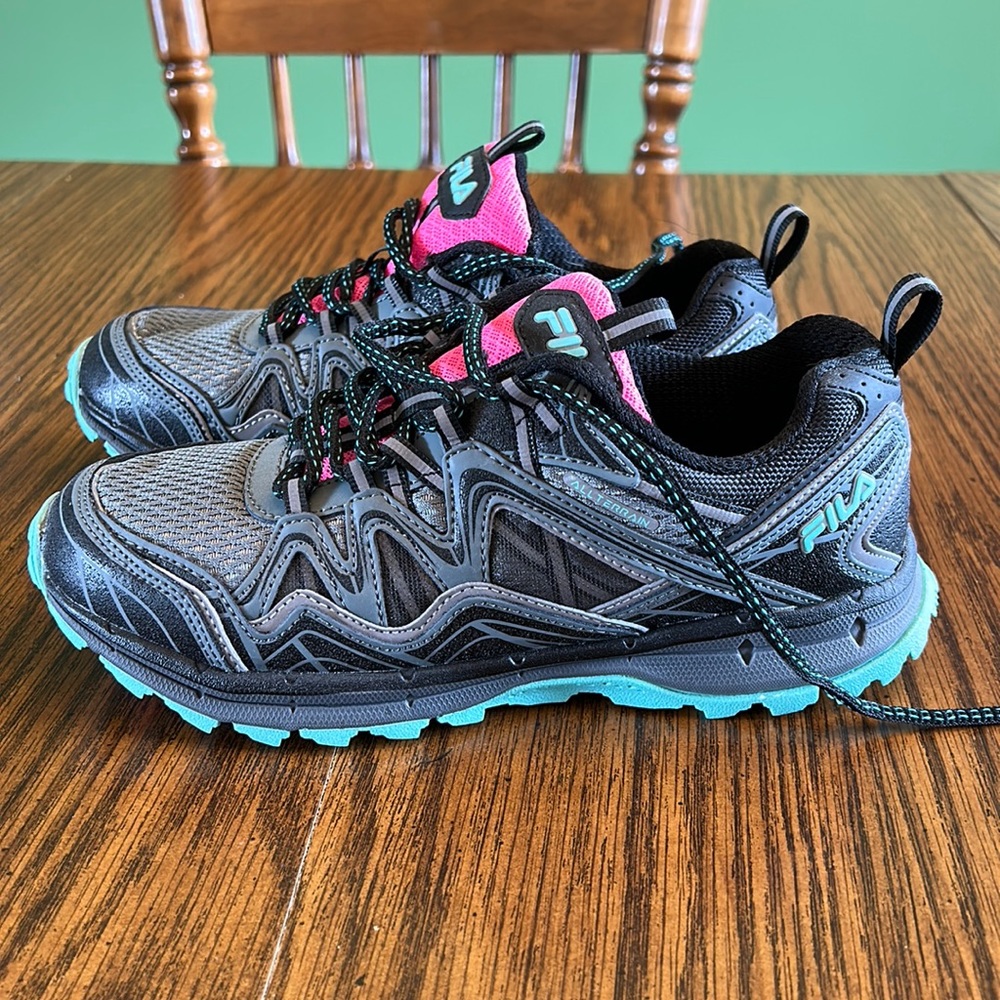 Fila tennis shoes size 8